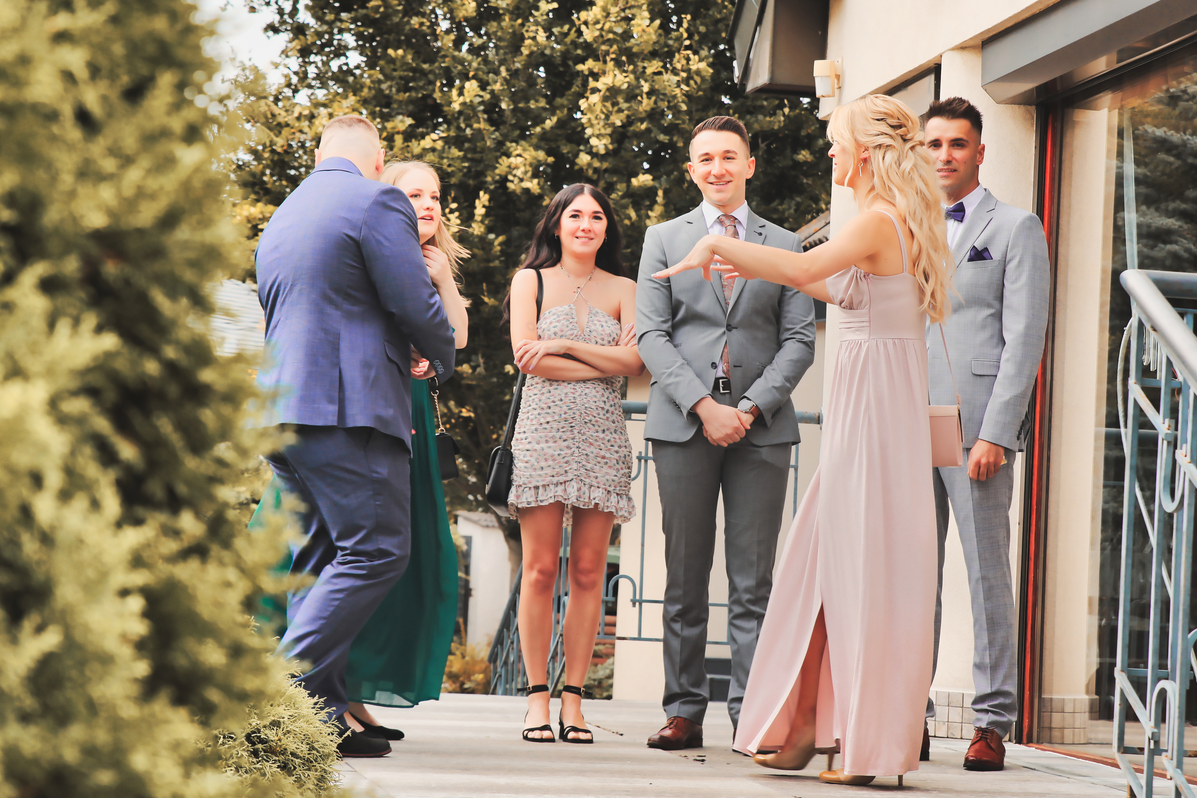 Fotograf ślubny Tomasz Roguz podczas pracy